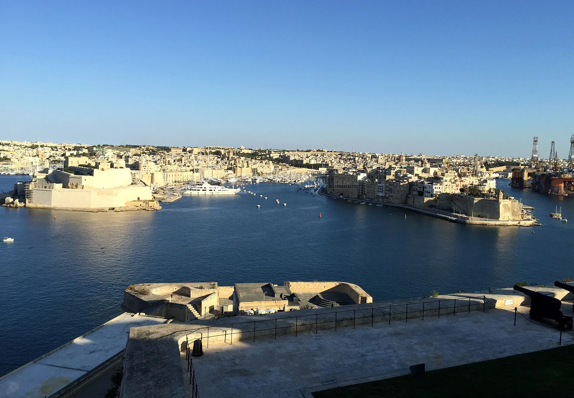 Blick von der Saluting Battery in Valletta über den Grand Harbour auf die Festungsstädte Vittoriosa und Senglea
