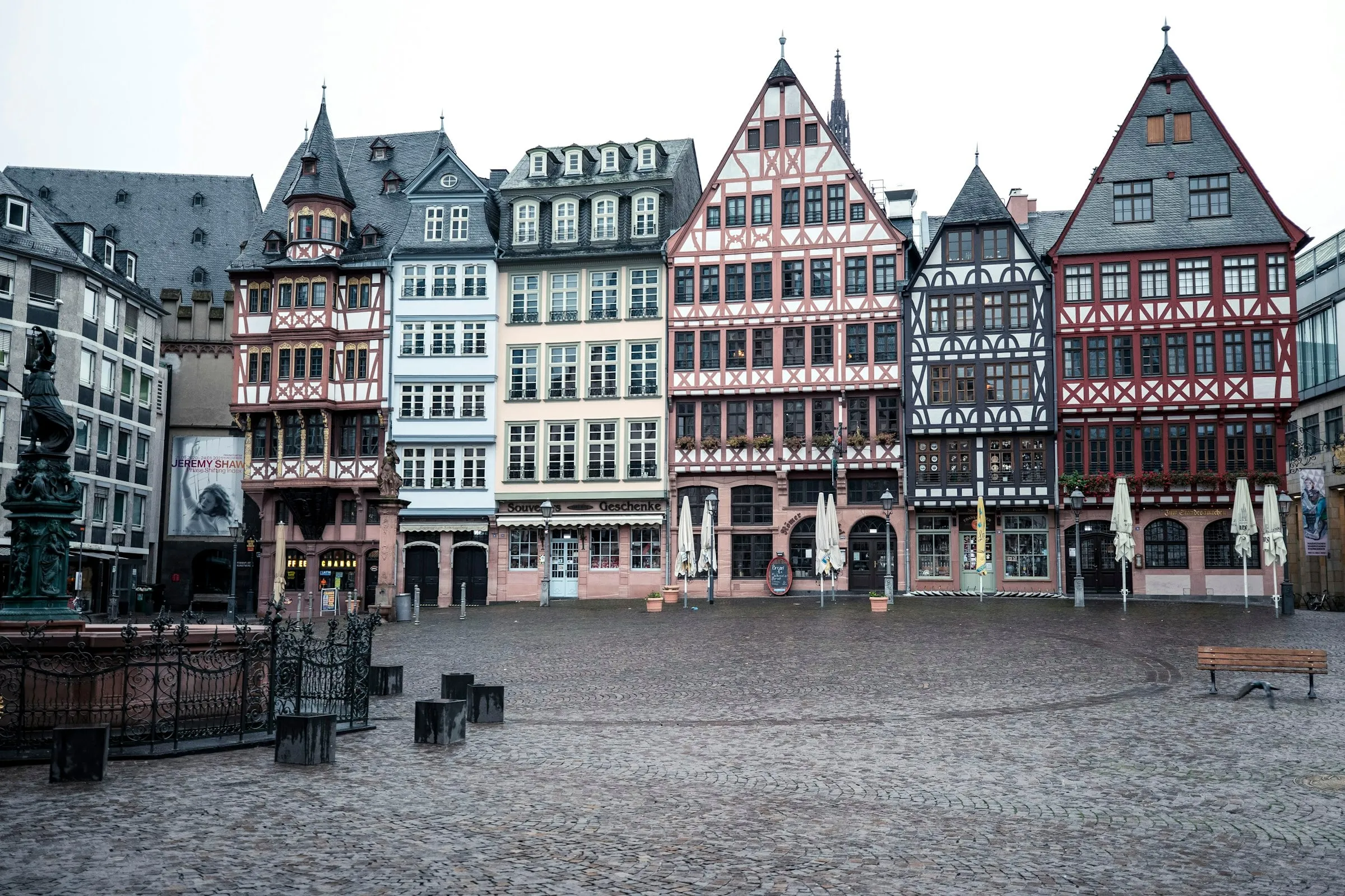 Leerer Römerberg in Frankfurt mit der Reihe rekonstruierter Fachwerkhäuser, links der Gerechtigkeitsbrunnen